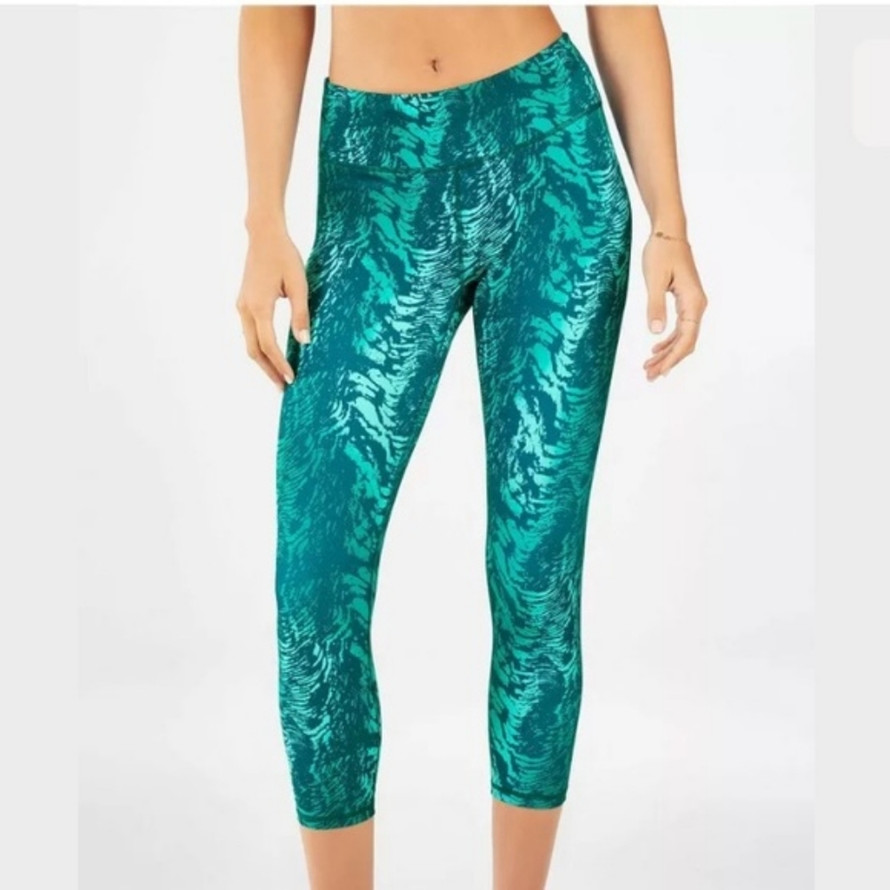 Aura Wave Capri Leggings Fabletics